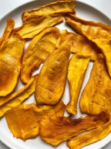 dried mango making